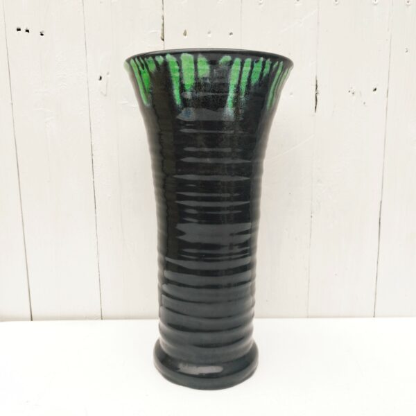 Grand vase en céramique noire irrisée et vert au col, signé Accolay. Un petit éclat au pied. Très bon état. Hauteur : 32 cm Diamètre : 16,5 cm