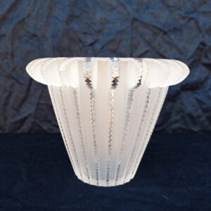 Vase satiné évasé modèle Royat de René Lalique en cristal blanc moulé-pressé. Signé sur le dessous à la pointe Lalique France. Rayures de frottement sur le dessous , une micro égrenure sur le bas non perceptible et non visible une fois posé. Très bon état. Hauteur : 16 cm Diamètre intérieur : 16 cm