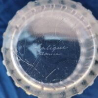 Vase satiné évasé modèle Royat de René Lalique en cristal blanc moulé-pressé. Signé sur le dessous à la pointe Lalique France. Rayures de frottement sur le dessous , une micro égrenure sur le bas non perceptible et non visible une fois posé. Très bon état. Hauteur : 16 cm Diamètre intérieur : 16 cm