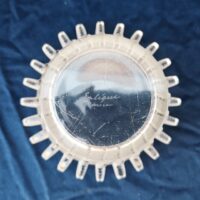 Vase satiné évasé modèle Royat de René Lalique en cristal blanc moulé-pressé. Signé sur le dessous à la pointe Lalique France. Rayures de frottement sur le dessous , une micro égrenure sur le bas non perceptible et non visible une fois posé. Très bon état. Hauteur : 16 cm Diamètre intérieur : 16 cm