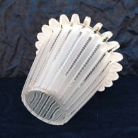 Vase satiné évasé modèle Royat de René Lalique en cristal blanc moulé-pressé. Signé sur le dessous à la pointe Lalique France. Rayures de frottement sur le dessous , une micro égrenure sur le bas non perceptible et non visible une fois posé. Très bon état. Hauteur : 16 cm Diamètre intérieur : 16 cm