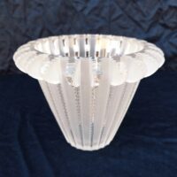 Vase satiné évasé modèle Royat de René Lalique en cristal blanc moulé-pressé. Signé sur le dessous à la pointe Lalique France. Rayures de frottement sur le dessous , une micro égrenure sur le bas non perceptible et non visible une fois posé. Très bon état. Hauteur : 16 cm Diamètre intérieur : 16 cm