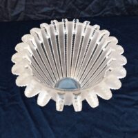 Vase satiné évasé modèle Royat de René Lalique en cristal blanc moulé-pressé. Signé sur le dessous à la pointe Lalique France. Rayures de frottement sur le dessous , une micro égrenure sur le bas non perceptible et non visible une fois posé. Très bon état. Hauteur : 16 cm Diamètre intérieur : 16 cm