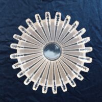 Vase satiné évasé modèle Royat de René Lalique en cristal blanc moulé-pressé. Signé sur le dessous à la pointe Lalique France. Rayures de frottement sur le dessous , une micro égrenure sur le bas non perceptible et non visible une fois posé. Très bon état. Hauteur : 16 cm Diamètre intérieur : 16 cm
