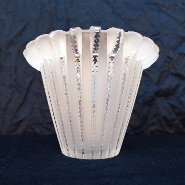 Vase satiné évasé modèle Royat de René Lalique en cristal blanc moulé-pressé. Signé sur le dessous à la pointe Lalique France. Rayures de frottement sur le dessous , une micro égrenure sur le bas non perceptible et non visible une fois posé. Très bon état. Hauteur : 16 cm Diamètre intérieur : 16 cm