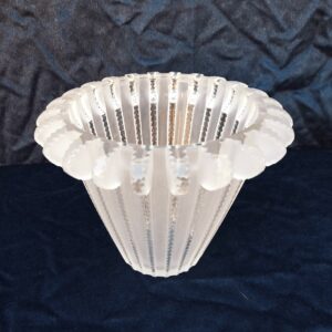 Vase satiné évasé modèle Royat de René Lalique en cristal blanc moulé-pressé. Signé sur le dessous à la pointe Lalique France. Rayures de frottement sur le dessous , une micro égrenure sur le bas non perceptible et non visible une fois posé. Très bon état. Hauteur : 16 cm Diamètre intérieur : 16 cm