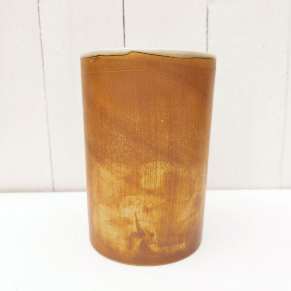 Vase ou pot ,de la poterie La colombe à Orriule prés de Vallauris. Créée par Madeleine Brault. Décor de fleur émaillé. Excellent état. Hauteurs sans couvercle : 15,5 cm Diamètres : 10,5 cm