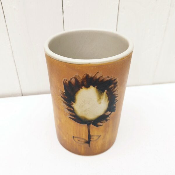 Vase ou pot ,de la poterie La colombe à Orriule prés de Vallauris. Créée par Madeleine Brault. Décor de fleur émaillé. Excellent état. Hauteurs sans couvercle : 15,5 cm Diamètres : 10,5 cm