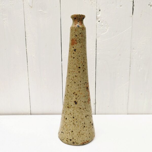 vase soliflore de forme conique en  grès pyrité. Datant des années 60. petites égrenures  au col. Très bon état Hauteur : 25,5 cm