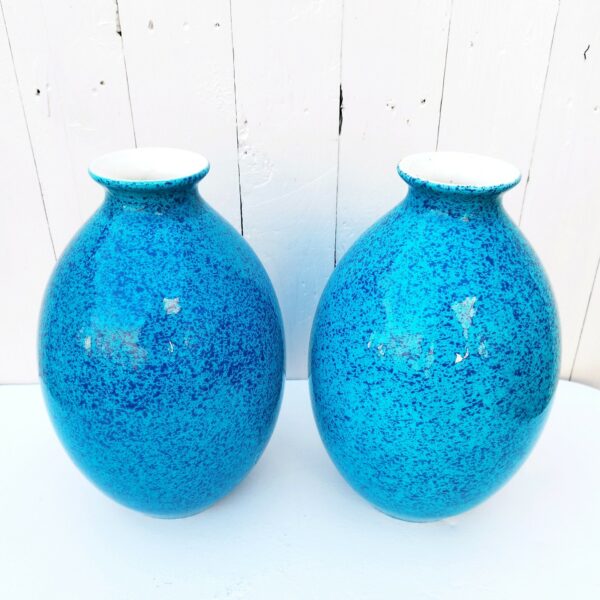 Paire de vases ovoïde en faïence de couleur chinée bleue , signés au cachet sur le dessous Boch la Louvière. Marque en creux : 975. Un défaut de cuisson sur un coté d'un vase, pas un féle pas un éclat. Très bon état. Hauteur : 31 cm
