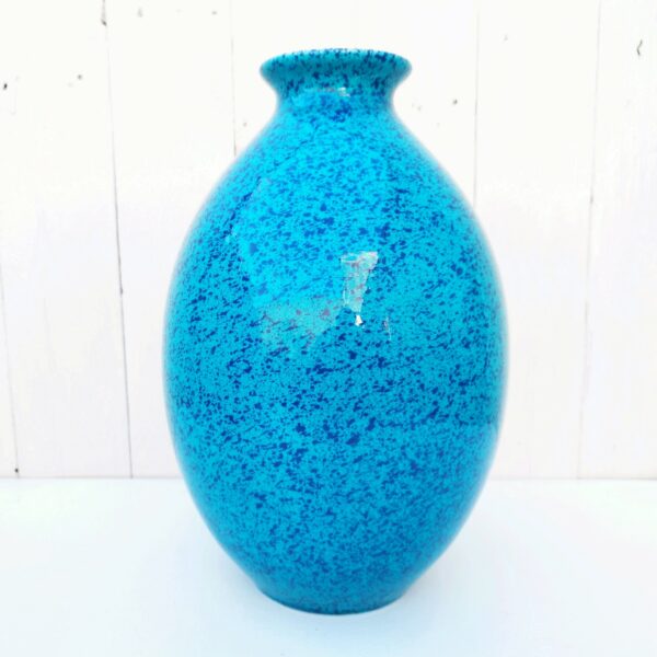 Paire de vases ovoïde en faïence de couleur chinée bleue , signés au cachet sur le dessous Boch la Louvière. Marque en creux : 975. Un défaut de cuisson sur un coté d'un vase, pas un féle pas un éclat. Très bon état. Hauteur : 31 cm