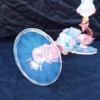 Paire de bougeoir en verre soufflé de Murano , représentant des dauphins. Cabochons et dauphins de couleur rose, bobêche opalescente. Excellent état. Hauteur : 18,5 cm