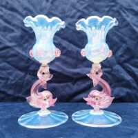 Paire de bougeoir en verre soufflé de Murano , représentant des dauphins. Cabochons et dauphins de couleur rose, bobêche opalescente. Excellent état. Hauteur : 18,5 cm