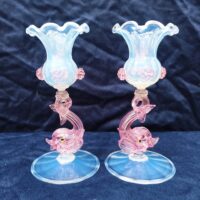 Paire de bougeoir en verre soufflé de Murano , représentant des dauphins. Cabochons et dauphins de couleur rose, bobêche opalescente. Excellent état. Hauteur : 18,5 cm