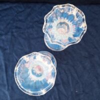 Paire de bougeoir en verre soufflé de Murano , représentant des dauphins. Cabochons et dauphins de couleur rose, bobêche opalescente. Excellent état. Hauteur : 18,5 cm