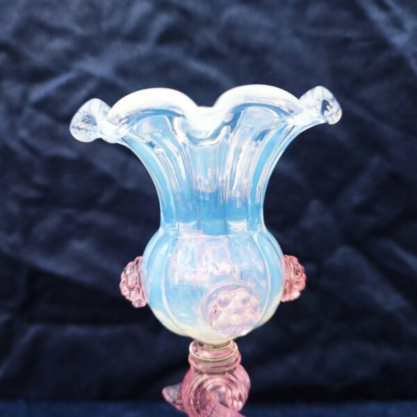 Paire de bougeoir en verre soufflé de Murano , représentant des dauphins. Cabochons et dauphins de couleur rose, bobêche opalescente. Excellent état. Hauteur : 18,5 cm