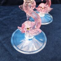 Paire de bougeoir en verre soufflé de Murano , représentant des dauphins. Cabochons et dauphins de couleur rose, bobêche opalescente. Excellent état. Hauteur : 18,5 cm