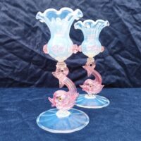 Paire de bougeoir en verre soufflé de Murano , représentant des dauphins. Cabochons et dauphins de couleur rose, bobêche opalescente. Excellent état. Hauteur : 18,5 cm