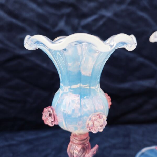 Paire de bougeoir en verre soufflé de Murano , représentant des dauphins. Cabochons et dauphins de couleur rose, bobêche opalescente. Excellent état. Hauteur : 18,5 cm