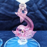 Paire de bougeoir en verre soufflé de Murano , représentant des dauphins. Cabochons et dauphins de couleur rose, bobêche opalescente. Excellent état. Hauteur : 18,5 cm