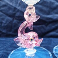 Paire de bougeoir en verre soufflé de Murano , représentant des dauphins. Cabochons et dauphins de couleur rose, bobêche opalescente. Excellent état. Hauteur : 18,5 cm