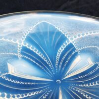 Grande coupe à fruit ou centre de table en verre  opalescent à décor de fleur opalescents. Très bon état Hauteur   : 6 cm Diamètre : 30 cm
