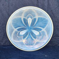 Grande coupe à fruit ou centre de table en verre  opalescent à décor de fleur opalescents. Très bon état Hauteur   : 6 cm Diamètre : 30 cm