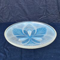 Grande coupe à fruit ou centre de table en verre  opalescent à décor de fleur opalescents. Très bon état Hauteur   : 6 cm Diamètre : 30 cm