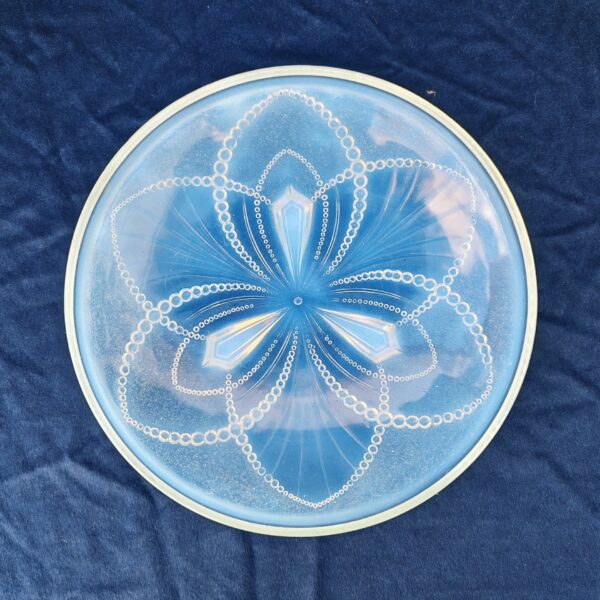 Grande coupe à fruit ou centre de table en verre  opalescent à décor de fleur opalescents. Très bon état Hauteur   : 6 cm Diamètre : 30 cm