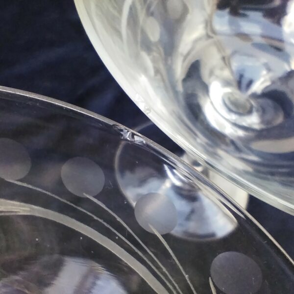 Sept coupes à champagne en verre à décor de frise ciselée D'un plus bel effet sur une table. Une micro égrenure sur le rebord de 4 coupes  Bon état Hauteur  : 11 cm diamètre : 10  cm