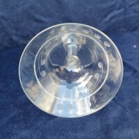 Sept coupes à champagne en verre à décor de frise ciselée D'un plus bel effet sur une table. Une micro égrenure sur le rebord de 4 coupes  Bon état Hauteur  : 11 cm diamètre : 10  cm