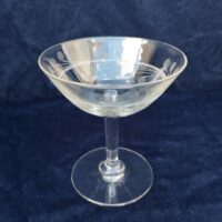Sept coupes à champagne en verre à décor de frise ciselée D'un plus bel effet sur une table. Une micro égrenure sur le rebord de 4 coupes  Bon état Hauteur  : 11 cm diamètre : 10  cm