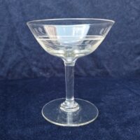 Sept coupes à champagne en verre à décor de frise ciselée D'un plus bel effet sur une table. Une micro égrenure sur le rebord de 4 coupes  Bon état Hauteur  : 11 cm diamètre : 10  cm