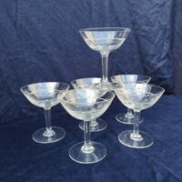 Sept coupes à champagne en verre à décor de frise ciselée D'un plus bel effet sur une table. Une micro égrenure sur le rebord de 4 coupes  Bon état Hauteur  : 11 cm diamètre : 10  cm
