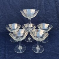 Sept coupes à champagne en verre à décor de frise ciselée D'un plus bel effet sur une table. Une micro égrenure sur le rebord de 4 coupes  Bon état Hauteur  : 11 cm diamètre : 10  cm