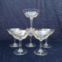 Sept coupes à champagne en verre à décor de frise ciselée D'un plus bel effet sur une table. Une micro égrenure sur le rebord de 4 coupes  Bon état Hauteur  : 11 cm diamètre : 10  cm