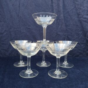 Sept coupes à champagne en verre à décor de frise ciselée D'un plus bel effet sur une table. Une micro égrenure sur le rebord de 4 coupes  Bon état Hauteur  : 11 cm diamètre : 10  cm