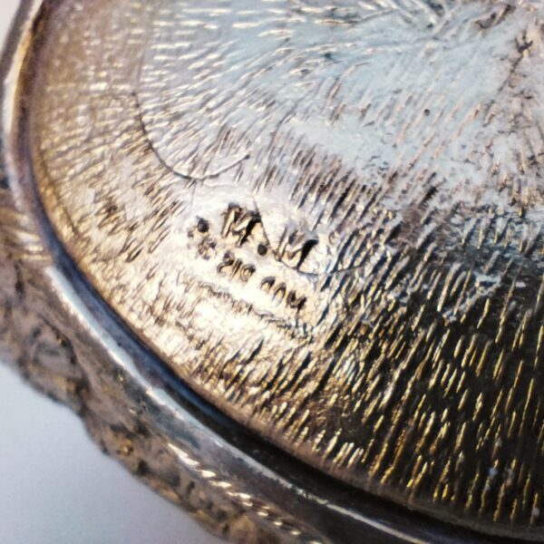 Seau à glaçons  représentant un cygne doré dessiné par Mauro Manetti en métal argenté, dans les années 70. Made in Italy. Signée sur le dessous. Très bon état général. Hauteur à la tête du cygne : 20,5 cm Hauteur corps du cygne : 13 cm Largeur : 15,5 cm Longueur : ~30 cm