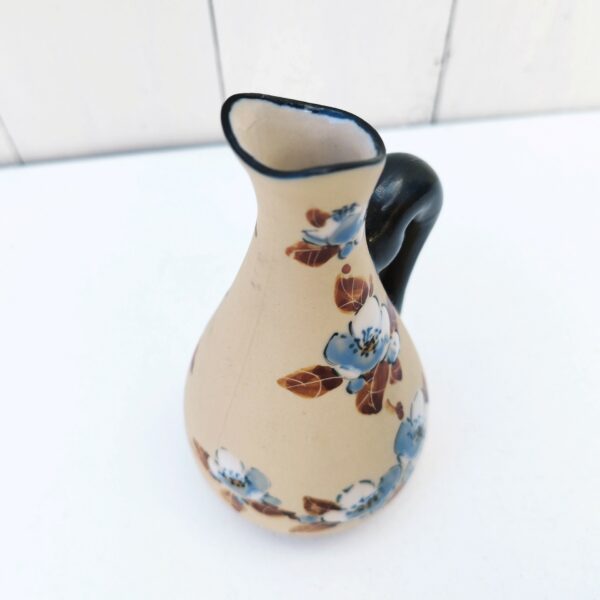 Pichet provenant de la célèbre poterie de Ciboure, à décor de fleurs émaillées . Signé sur le dessous Fischer Ciboure Très bon état. Hauteur : 14 cm