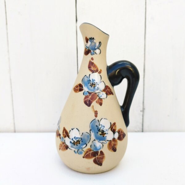 Pichet provenant de la célèbre poterie de Ciboure, à décor de fleurs émaillées . Signé sur le dessous Fischer Ciboure Très bon état. Hauteur : 14 cm