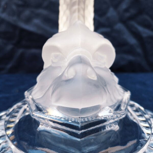 Pied de lampe en cristal de Baccarat représentant un dauphin en ronde-bosse sur un pied polylobé. Dauphin en cristal dépoli. Signé sur le dessous. Excellent état  Hauteur  totale : 28,5 cm