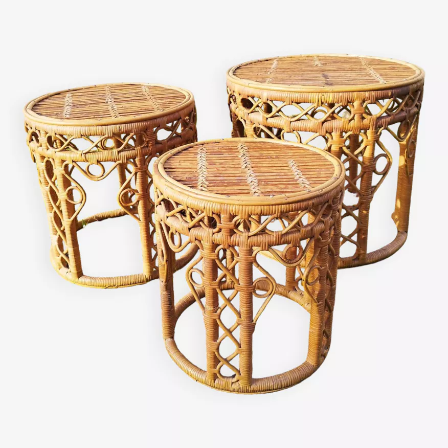 Série de trois tables peacock d'appoints gigognes en rotin osier et bambou, datant des années 60. Petites traces d'usage. Très bon état. Hauteurs: 36-41-44 cm. Diamètres: 33-39-47 cm