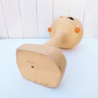 Tête à chapeau datant des années 60-70's, modèle Twiggy, une vraie icône du design de cette époque. Petits manques de peinture. Très bon état. Hauteur : 40 cm