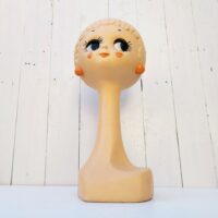 Tête à chapeau datant des années 60-70's, modèle Twiggy, une vraie icône du design de cette époque. Petits manques de peinture. Très bon état. Hauteur : 40 cm