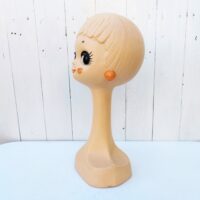Tête à chapeau datant des années 60-70's, modèle Twiggy, une vraie icône du design de cette époque. Petits manques de peinture. Très bon état. Hauteur : 40 cm