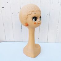 Tête à chapeau datant des années 60-70's, modèle Twiggy, une vraie icône du design de cette époque. Petits manques de peinture. Très bon état. Hauteur : 40 cm