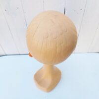 Tête à chapeau datant des années 60-70's, modèle Twiggy, une vraie icône du design de cette époque. Petits manques de peinture. Très bon état. Hauteur : 40 cm