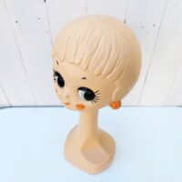 Tête à chapeau datant des années 60-70's, modèle Twiggy, une vraie icône du design de cette époque. Petits manques de peinture. Très bon état. Hauteur : 40 cm
