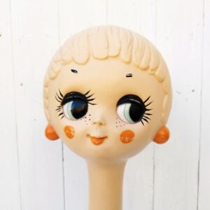 Tête à chapeau datant des années 60-70's, modèle Twiggy, une vraie icône du design de cette époque. Petits manques de peinture. Très bon état. Hauteur : 40 cm