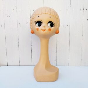 Tête à chapeau datant des années 60-70's, modèle Twiggy, une vraie icône du design de cette époque. Petits manques de peinture. Très bon état. Hauteur : 40 cm